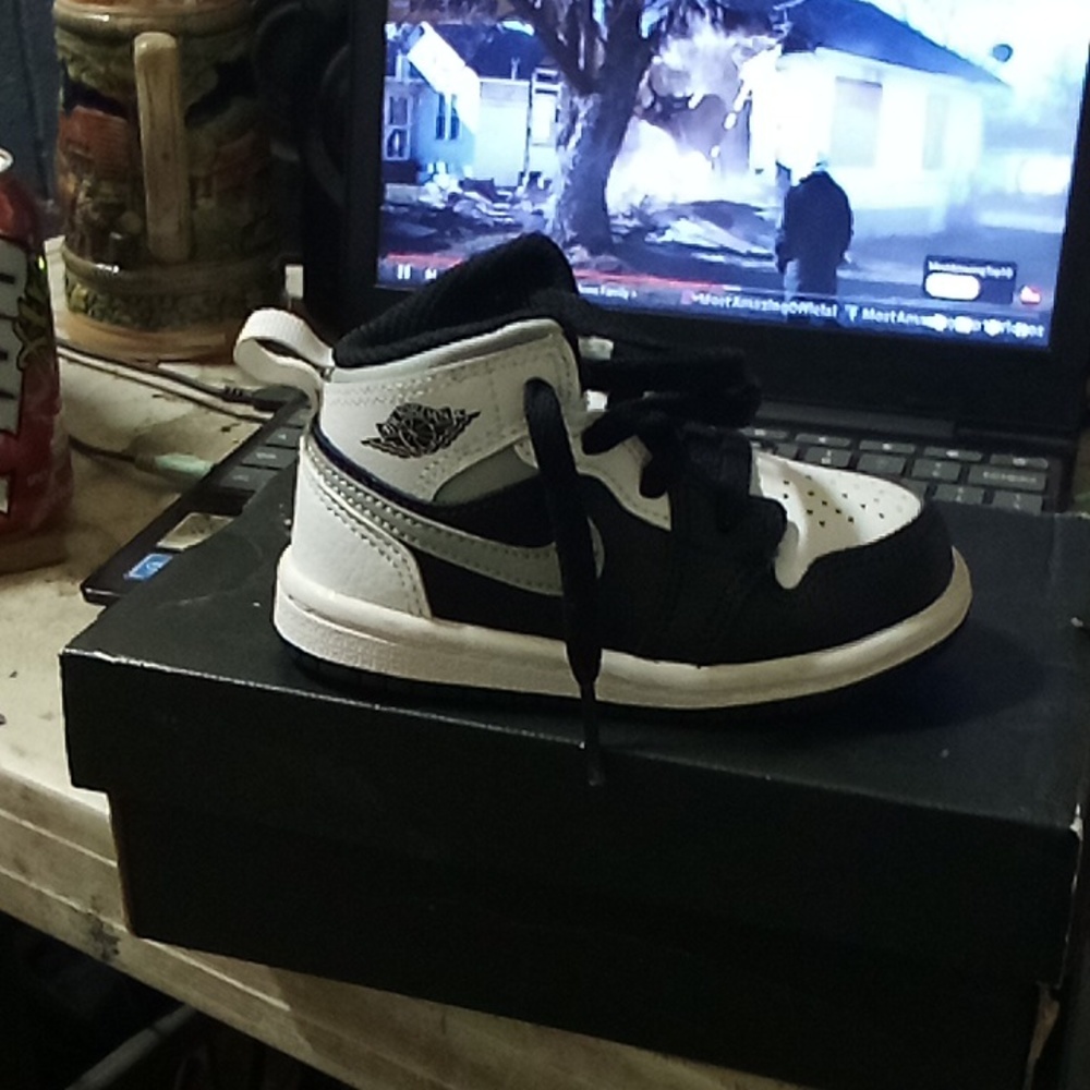 Baby boys Jordans MD size 5 c